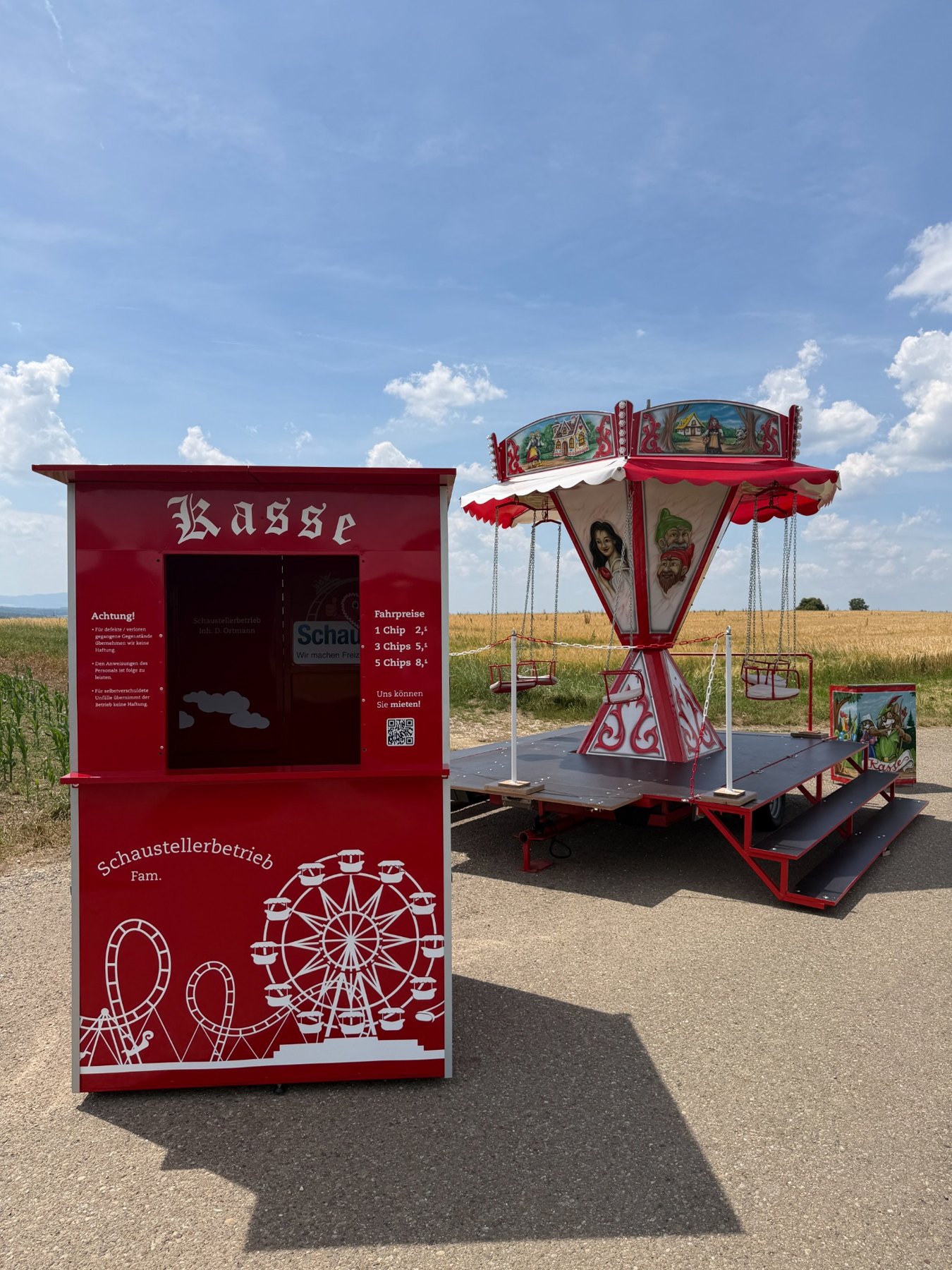 Rotes Kassenhäuschen zum Kinderkarussell mieten
